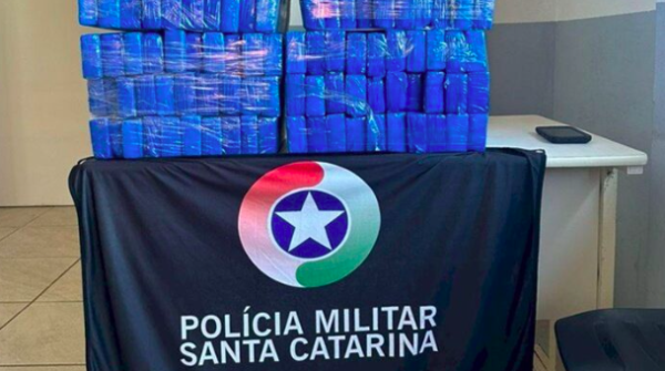 Polícia encontra 130 kg de maconha em carro guinchado no Oeste de SC