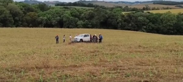 Duas pessoas ficam feridas após caminhonete capotar na PR-158