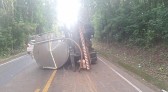 Caminhão sai da pista e tomba na SC-305