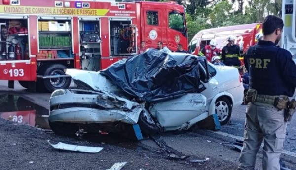Colisão entre carro e carreta deixa uma vítima fatal