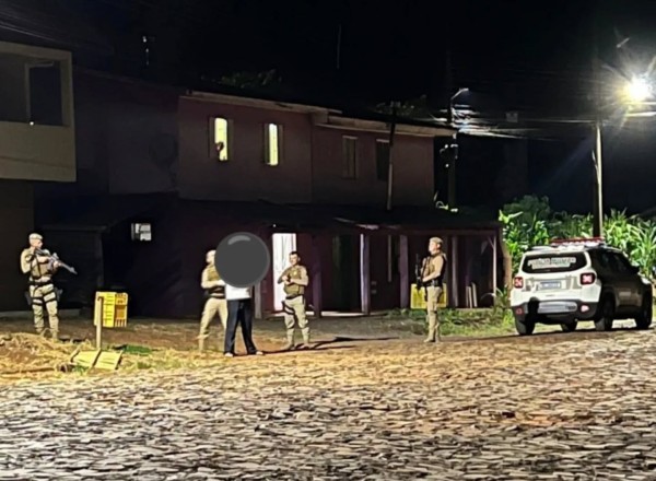 Homem alega legítima defesa após atirar e ferir mulher