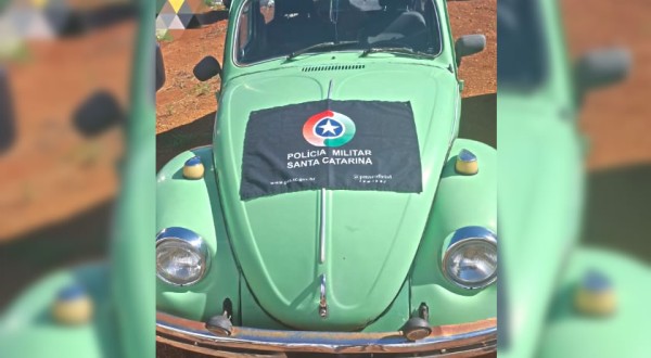 Fusca furtado é encontrado escondido com panos em quintal de residência