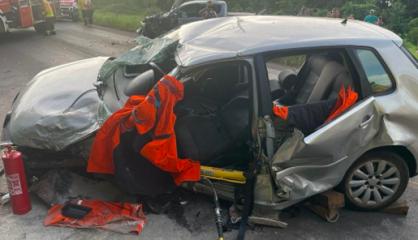 Motorista fica preso nas ferragens em acidente entre automóvel e caminhonete