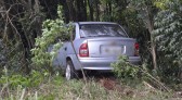 Motorista se perde e carro desce o barranco da curva do Wunsch