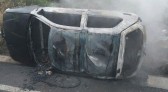 Veículo fica destruído após capotar e pegar fogo