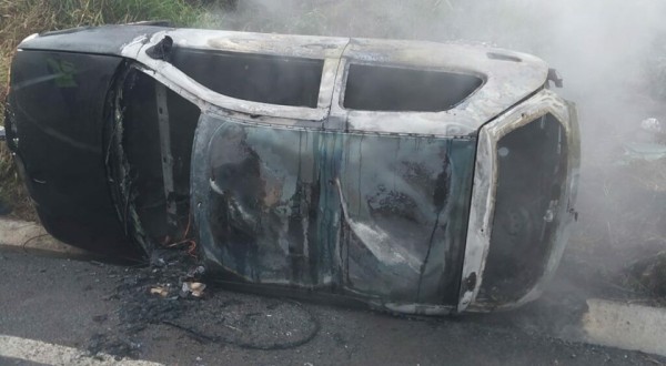 Veículo fica destruído após capotar e pegar fogo