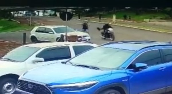 Mulher tem bolsa roubada por motociclista em plena luz do dia