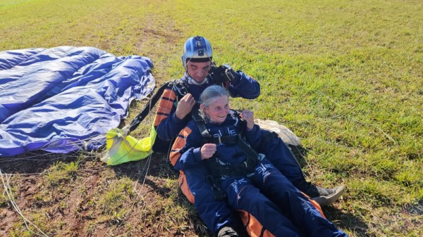 Aos 80 anos, idosa realiza sonho e salta de paraquedas