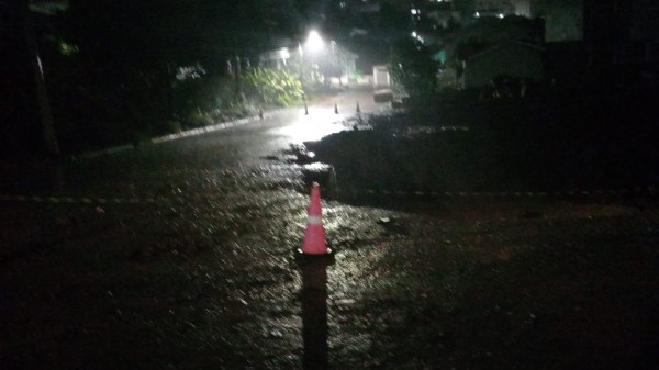 Rua é interditada após desmoronamento