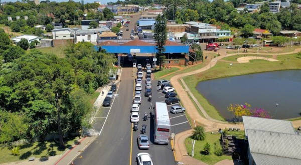 Brasileiros que moram a 50 km da fronteira não precisam mais apresentar PCR para entrar na Argentina