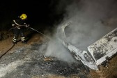 Veículo pega fogo após motorista sair da pista e bater contra poste de energia
