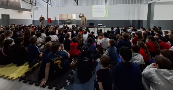 Palestra sobre segurança no trânsito é realizado na Escola Castro Alves com foco em bicicletas elétricas