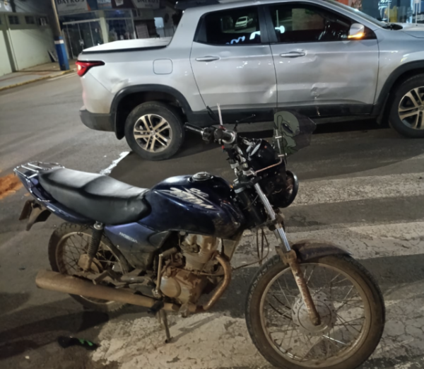 Motociclista fica ferido após colisão com Fiat Toro