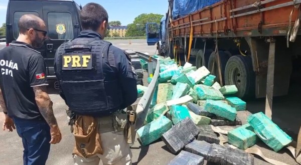 Família que transportava quase três toneladas de maconha é presa
