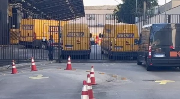 Pacote suspeito nos Correios mobiliza esquadrão antibombas, em Curitiba
