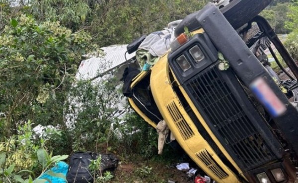 Caminhão tomba na PR-182 e motorista fica ferido
