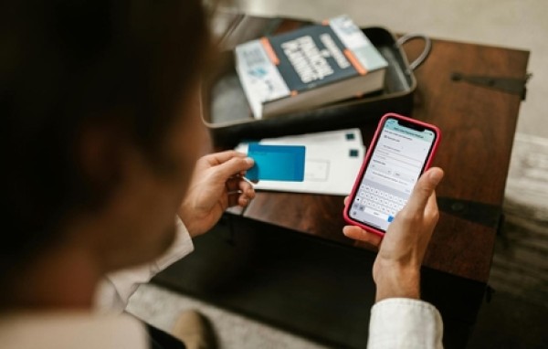 Golpistas simulam suporte bancário e induzem vítimas a instalar aplicativo espião