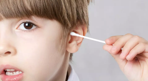 Médica alerta para que pais não deixem seus filhos manusearem cotonetes