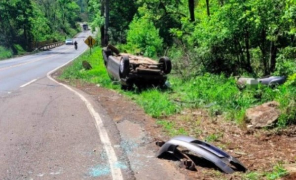 Jovem morre depois de batida traseira e capotamento na SC-157