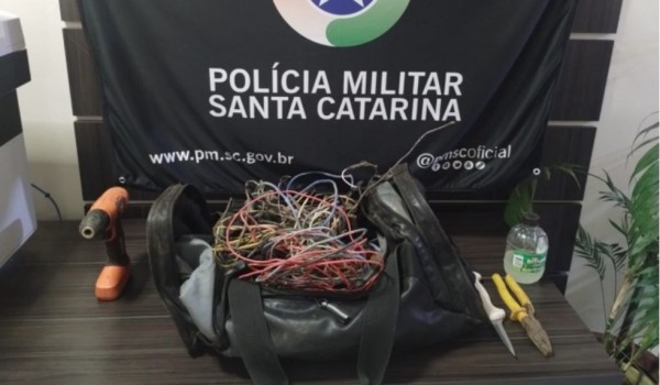 Fios de poste são furtados