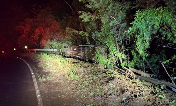 Caminhão sai da pista e tomba na SC-160, no Extremo-Oeste de SC