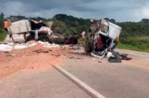 Caminhões de SC e PR se desmancham em batida chocante na BR-476