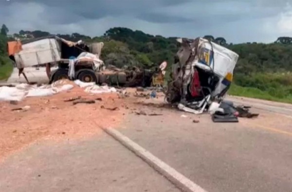 Caminhões de SC e PR se desmancham em batida chocante na BR-476
