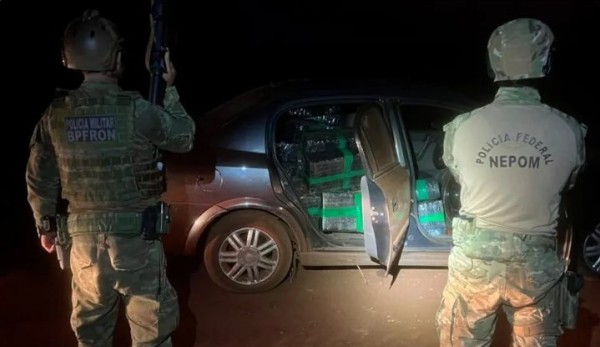 Meia tonelada de maconha é apreendida em carro em porto clandestino