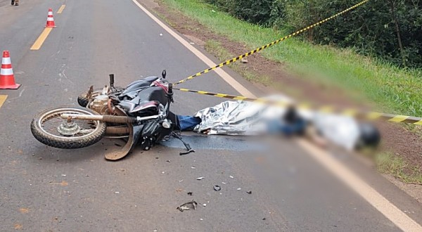 Motociclista morre ao colidir com moto na traseira de caminhão na PR 281