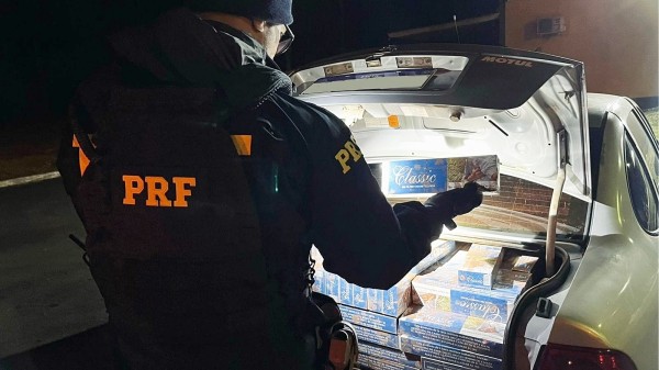 PRF apreende cerca de 5.000 maços de cigarros estrangeiros em Guarapuava
