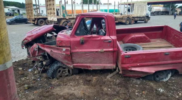 Colisão entre carro e caminhonete deixa sete pessoas feridas na PRC-280