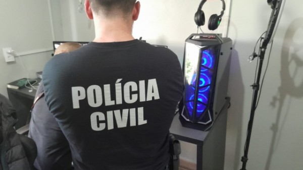 PC cumpre mandado de busca e apreensão em casa de suspeito de armazenar pornografia infantil em Anchieta