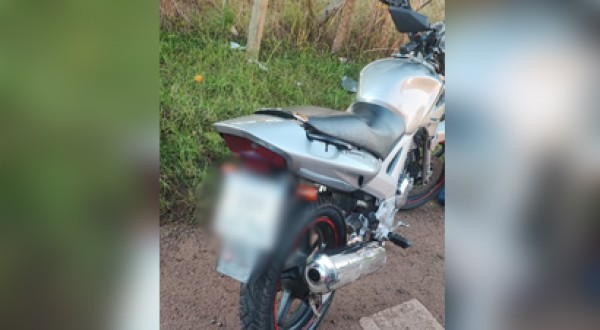 Jovem motociclista fica ferido após colisão com caminhonete