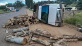 Caminhonete carregada com toras de madeira tomba na Serra do BNH