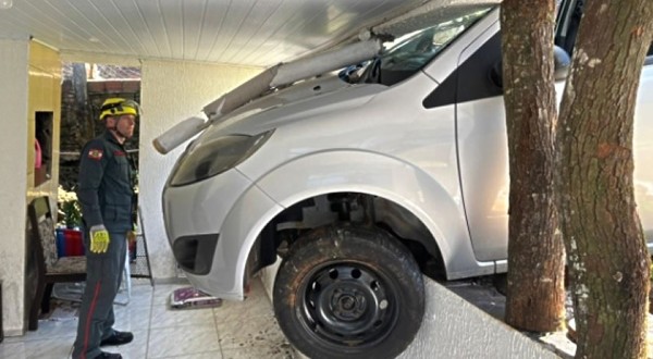Carro invade residência e fica "entalado" em estrutura