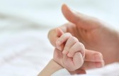 Pai faz parto da própria filha dentro do carro