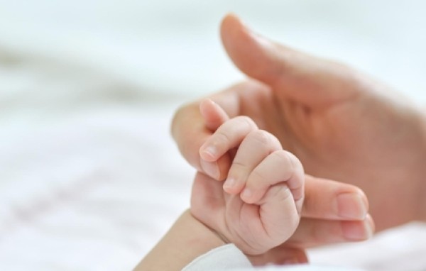 Pai faz parto da própria filha dentro do carro