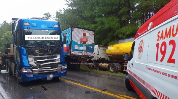 Acidente na BR-282, na Serra, envolve três caminhões e deixa duas pessoas feridas