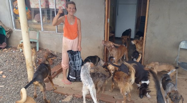 Com 63 anos Dona Nira cuida de quase 70 cães em sua casa