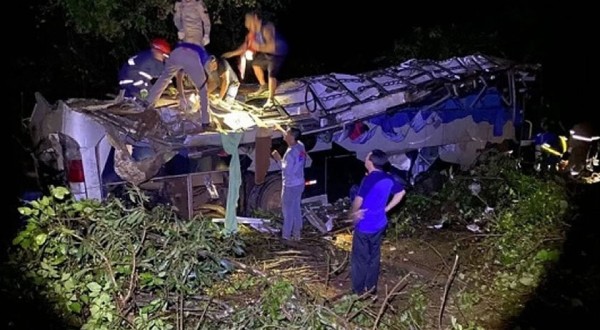 Acidente com ônibus de trabalhadores deixa 10 mortos e 21 feridos