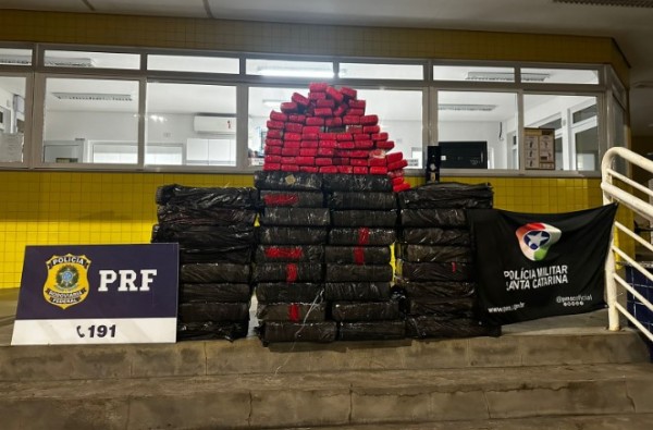 Mais de meia tonelada de maconha é apreendida em veículo com placas clonadas