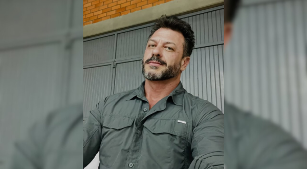 Cantor morre após ser atingido por disparos de arma de fogo após briga de trânsito