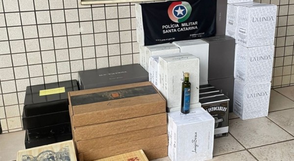 Polícia Militar apreende 48 caixas de vinho no Distrito de Idamar