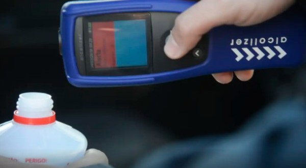 Motorista é autuado por embriaguez ao volante após se recusar a fazer bafômetro