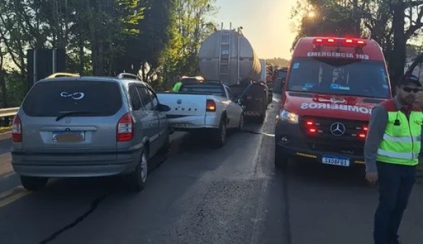 Engavetamento envolve cinco veículos na BR 282