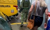 Mulher é presa com revólver e 28 munições