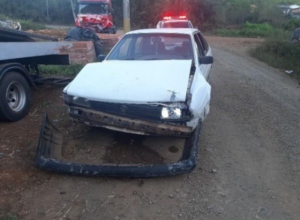 Adolescente pega carro escondido dos pais e acaba causando acidente