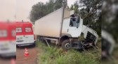 Acidente grave com caminhão de ovos em Realeza deixa motorista preso nas ferragens