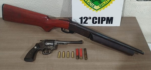 Homem é preso com armas e munições