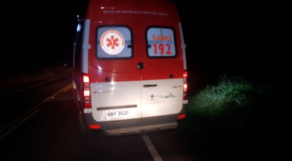 Carro atinge pedestre no acostamento da PR-483 e condutor foge sem prestar socorro